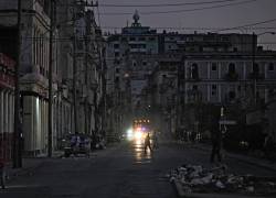 La gente camina por una calle durante un apagón en La Habana el 21 de febrero de 2026.