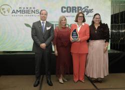 Stefano Ferretti, CEO de Ambiensa; Rhonda Cevallos, vicepresidenta ejecutiva de Ambiensa; Yuma Inzolia, directora de desarrollo de capacidades del Instituto Internacional de la UNESCO para la Educación Superior en América Latina y el Caribe IESALC y Cecilia Paredes, rectora de la ESPOL.