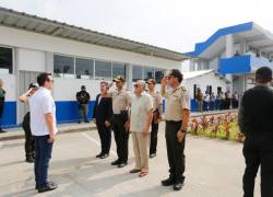 El mandatario Daniel Noboa de pie frente a elementos de la Policía Nacional, en medio de un acto oficial por la entrega de un cuartel en Milagro.