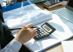 Fotografía referencial de un empleado calculando sus horas laborales.