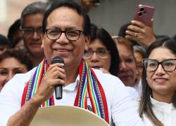 El candidato presidencial peruano Roberto Sánchez, del partido Juntos por el Perú, habla con los medios de comunicación junto a su esposa Claudia Pinazzo después de un desayuno en Lima, Perú.