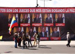 Pancarta levantada en la marcha del presidente de Ecuador, Daniel Noboa, en la que se exponen los rostros de los jueces y se los acusa de “robar la paz” de Ecuador.