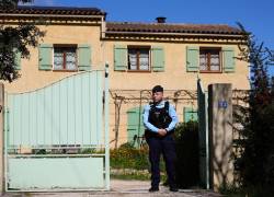 Un gendarme se encuentra frente a la casa de los abuelos de Emile Soleil, un niño francés que fue encontrado muerto después de desaparecer en 2023.