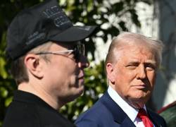 El presidente de Estados Unidos, Donald Trump, y el director ejecutivo de Tesla, Elon Musk, hablan con la prensa mientras se encuentran junto a un vehículo Tesla en el Pórtico Sur de la Casa Blanca el 11 de marzo de 2025 en Washington, DC.