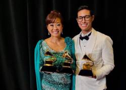 Mimy y Tony Succar posan con sus reconocimientos tras ganar los premios Grammy a 'Mejor Álbum Tropical' y 'Mejor actuación de Música Global', durante la ceremonia del 2 de febrero realizada en Los Ángeles.