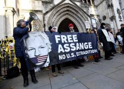 Un grupo de simpatizantes de Julian Assange rechazó el proceso de extradición que se realiza en Londres.