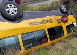 Fotografía que muestra el vehículo siniestrado luego del rescate de los menores.