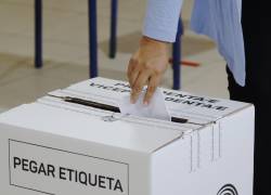 Fotografía del transcurso de las votaciones en la escuela de educación básica Dr. Antonio Moya Sánchez, ubicada en la comuna de Olón, provincia de Santa Elena.