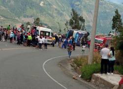 El automotor se estrelló contra un metálica, lo que evitó que el bus se despeñe hacia una quebrada.