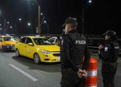 Policías y militares controlan los checkpoints que se activan durante el horario del toque de queda.