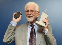 Martin Cooper inventó el primer dispositivo móvil el 3 de abril de 1973 y supervisó los diez años próximos para poder llevar su producto al mercado.