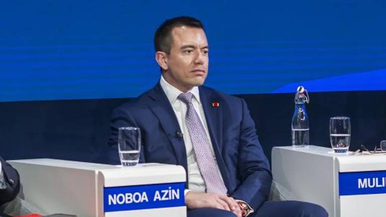 Daniel Noboa Azín (2-I), presidente de Ecuador, asiste a una sesión de panel en la 56ª reunión anual del Foro Económico Mundial (FEM) en Davos, Suiza.