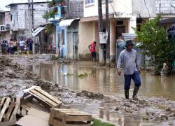 Personas afectadas por inundaciones en Ecuador.