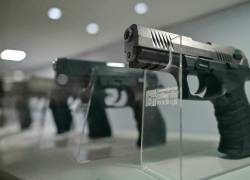 En medio de locales comerciales del occidente de Bogotá aparecen detrás de un cristal réplicas idénticas de pistolas Glock, Storm Beretta, CZ y Heckler/Koch.