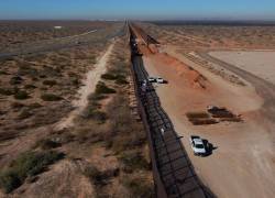 Vista aérea de una camioneta de la Patrulla Fronteriza de EE. UU. junto al muro en construcción en la frontera entre Estados Unidos y México, en Santa Teresa, Nuevo México (EE. UU.), vista desde Ciudad Juárez, estado de Chihuahua (México), el 14 de enero de 2026.