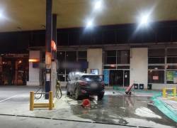 Fotografía de un vehículo que fue incendiado en una gasolinera de la ciudad.