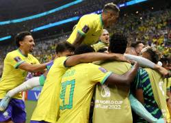 Jugadores de Brasil celebrando el primer gol del partido frente a Serbia.