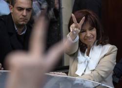 (Archivo) Cristina Kirchner saluda a sus simpatizantes en Buenos Aires.