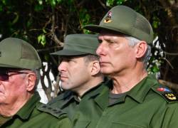 El presidente de Cuba, Miguel Díaz-Canel (derecha), el coronel Raúl Guillermo Rodríguez Castro (centro), nieto del expresidente Raúl Castro, y el ministro de las Fuerzas Armadas.