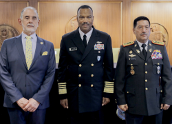 El Viceministro de Defensa del Ecuador, Roberto Quintero; el Comandante del Comando Sur de los EE.UU. Almirante Alvin Holsey y el Jefe del Estado Mayor del Conjunto de las Fuerzas Armadas del Ecuador, General Henry Delgado Salvador.