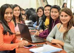 Referencial. La Senescyt lanza programas de becas y ayudas económicas.