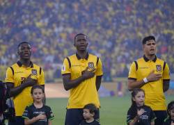 Jugadores de la Selección cantan el himno.