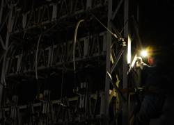 Fotografía referencial que muestra a un técnico arreglando una estación de abastecimiento eléctrico.