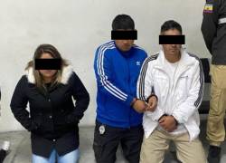 Fotografía que muestra a los dos hermanos que fueron asesinados en la cárcel, junto una mujer que también resultó detenida en el mismo operativo.