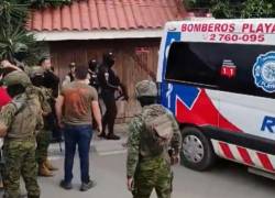 Captura de video que muestra a agentes de la Policía y militares arribando a la escena del crimen.