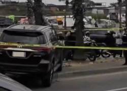 Fotografía que muestra el vehículo afectado subido a un parterre.