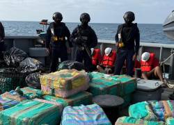 Fotografía que muestra a elementos de las fuerzas de seguridad ecuatorianas con los empaques de droga incautados.