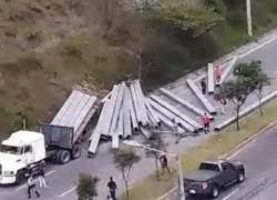 Fotografía que muestra al tráiler siniestrado, en la Ruta Viva de Quito.