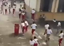 Captura de video que muestra a decenas de alumnos corriendo tras escuchar varios disparos.