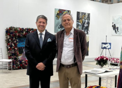 Fotografía del artista ecuatoriano Carlos Rosero, a la derecha.