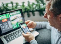 Fotografía referencial de un hombre apostando en un partido de fútbol.