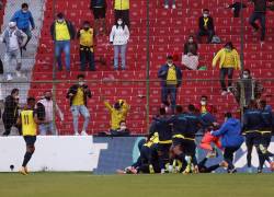 Hinchas y jugadores en el estadio Rodrigo Paz Delgado durante el partido de Ecuador vs Paraguay.
