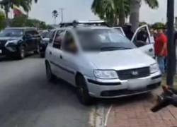 Imagen que muestra el vehículo en el que se movilizaban las víctimas.