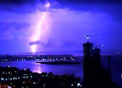 Fotografía que muestra una tormenta eléctrica del el Cerro del Carmen, en Guayaquil.