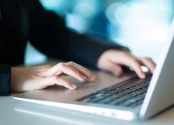 Fotografía referencial que muestra a un ciudadano investigando en su computadora.