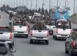 Cientos de militares fueron captados movilizándose por la avenida Nicolás Lapentti, en Durán.