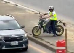 Captura de video que muestra al agente yéndose de un tramo en el que detuvo varios vehículos y aparentemente recibió sobornos.
