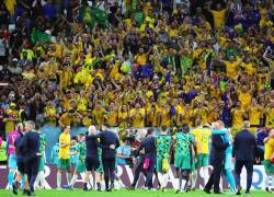 Jugadores y fanáticos australianos celebrando su clasificación a octavos de final de Catar 2022.