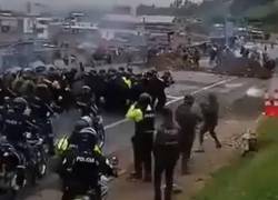 Captura de video que muestra a contingentes de Policía midiéndose ante decenas de manifestantes en la vía E35 de Carchi.