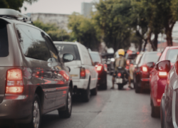 Fotografía referencial de vehículos circulando.