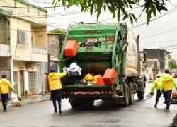 Fotografía que muestra a trabajadores del sector de recolección de derechos en el sur de la ciuda de Guayaquil.