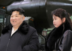 Fotografía de Kim Jong-un y su hija Kim Ju Ae durante una revisión del armamento del ejército norcoreano.