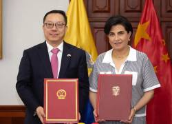 Fotografía que muestra a la canciller ecuatoriana, Gabriela Sommerfeld, en la firma del convenio de cooperación económica.