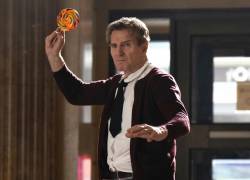 Escena de ‘¿Y dónde está el policía?’ que muestra a Liam Neeson vestido de colegiala.