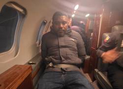 Fotografía que muestra al cabecilla criminal abordando un avión.