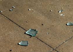 Fotografía referencial de un fragmento de vidrio roto.